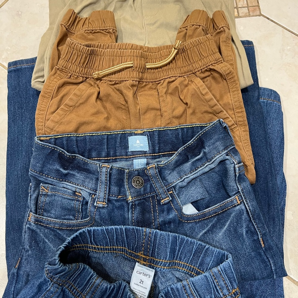 Toddler boys Cargo pants ready to be in your son’s closet. Brand various.Size 2
